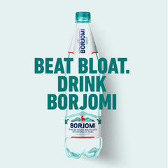 BORJOMI botella sostenida en mano mostrando tamaño y portabilidad