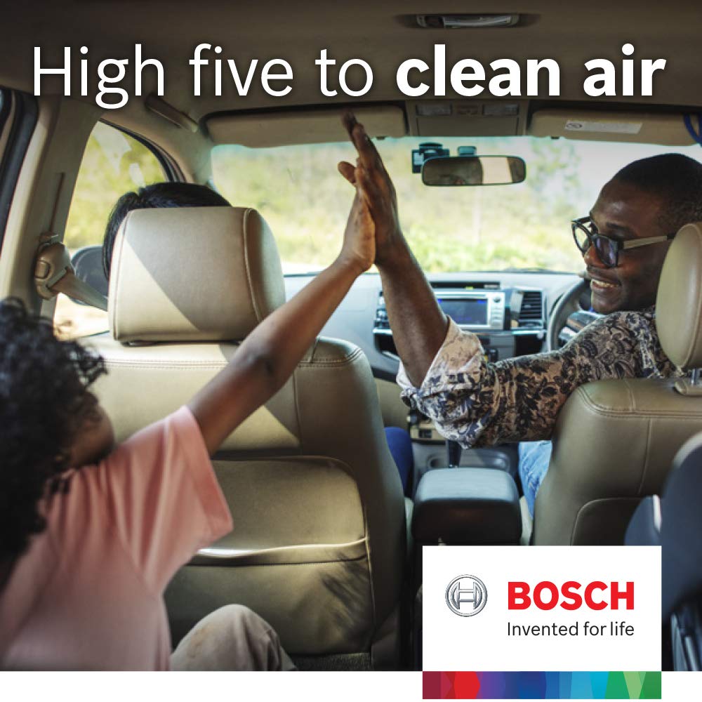 Bosch 6055C comparación de tamaño con manos para ver la escala y fácil manejo