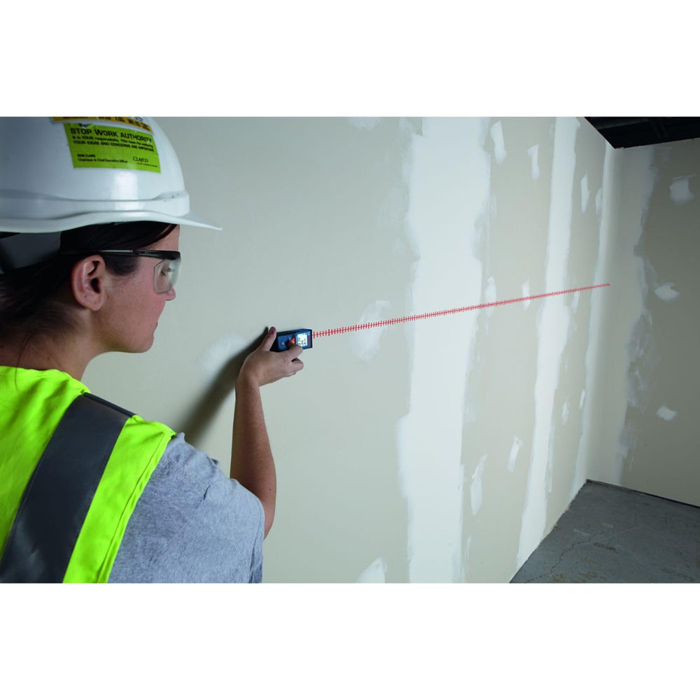 Bosch Blaze Pro pantalla retroiluminada mostrando medición para trabajo en baja luz