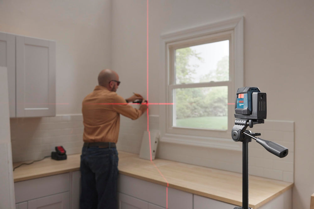Bosch GLL50-20 comparación de tamaño con una mano para escala compacta