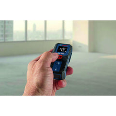 Bosch GLM100-23 pantalla retroiluminada mostrando números para mejor visibilidad