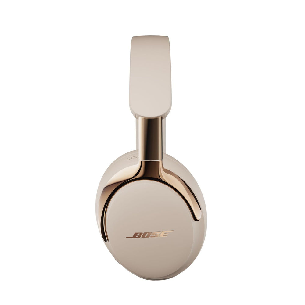 Bose QuietComfort Ultra comparación de tamaño en mano mostrando portabilidad