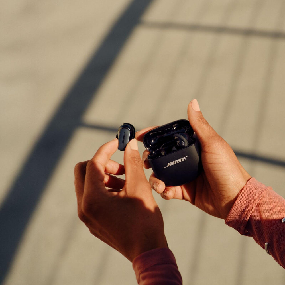 Bose QuietComfort Ultra Earbuds etiqueta mostrando conectividad multipunto y Bluetooth