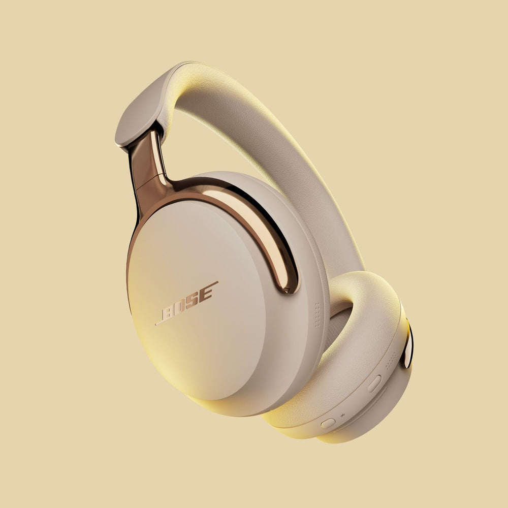 Bose QuietComfort Ultra perfil lateral mostrando brazos metálicos y ajuste elegante