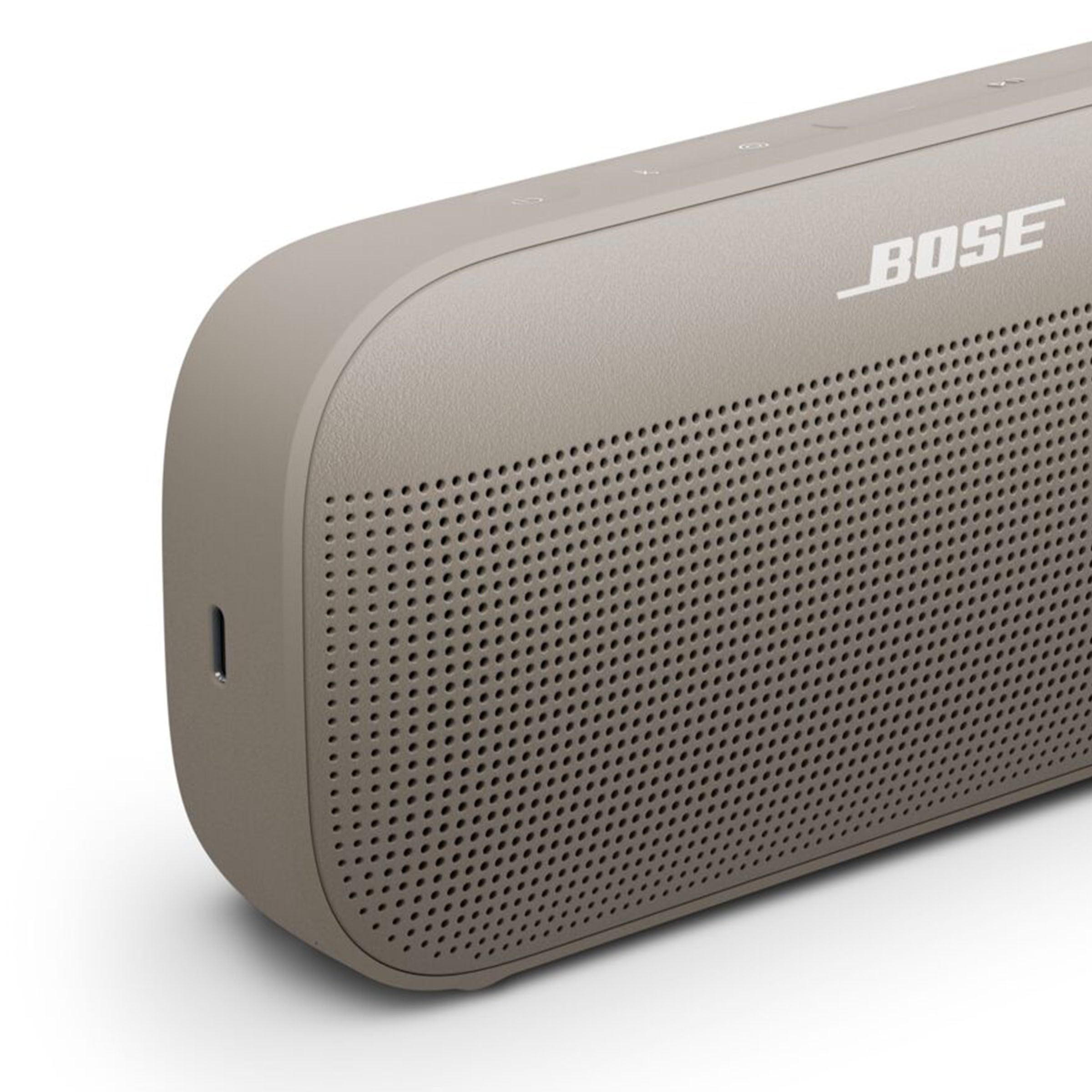 Bose SoundLink Flex flotando en piscina, demuestra resistencia al agua y seguridad