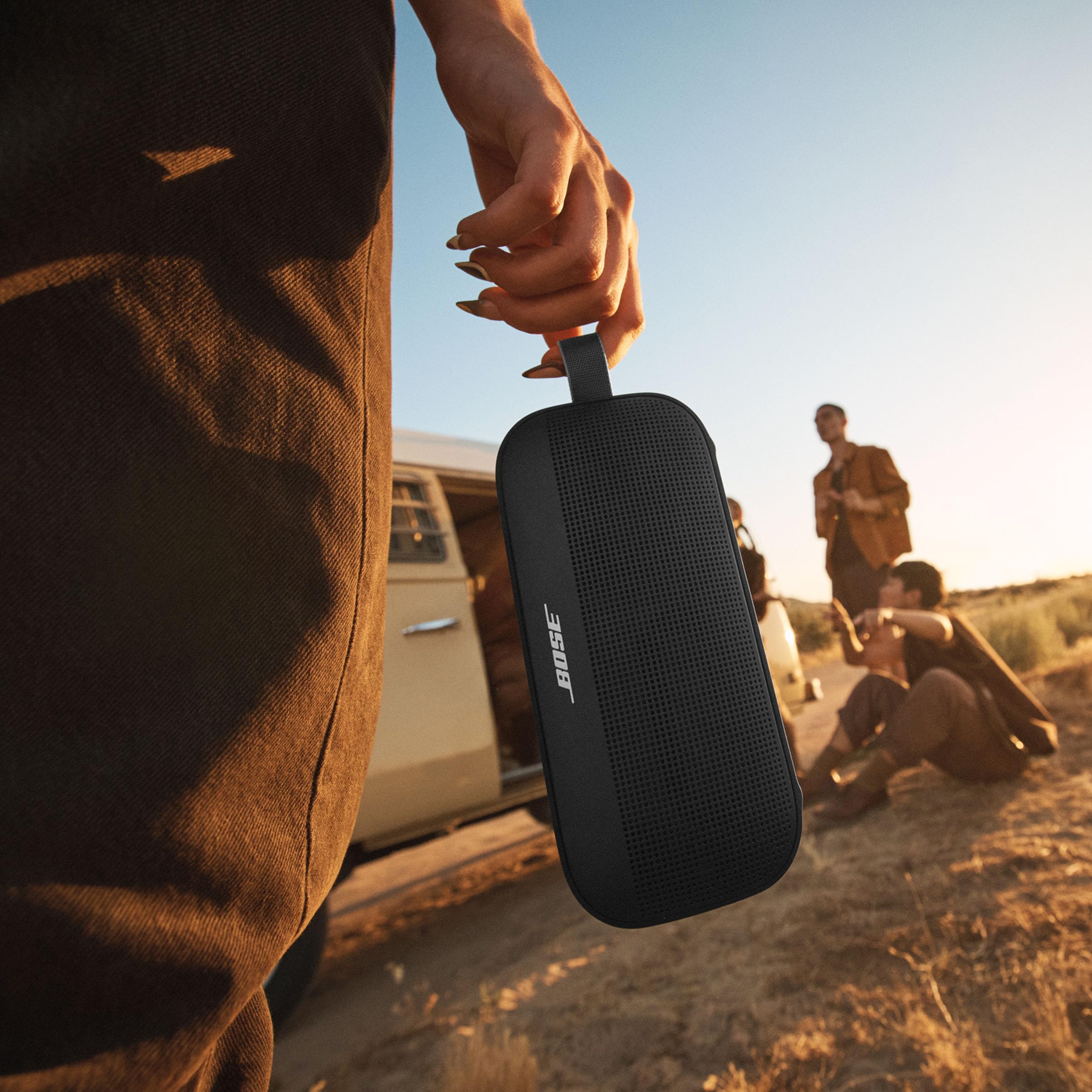 Bose SoundLink Flex en mano mostrando tamaño compacto y portabilidad