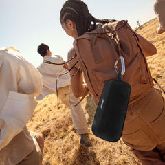 Bose SoundLink Flex colgado de mochila con lazo nylon práctico