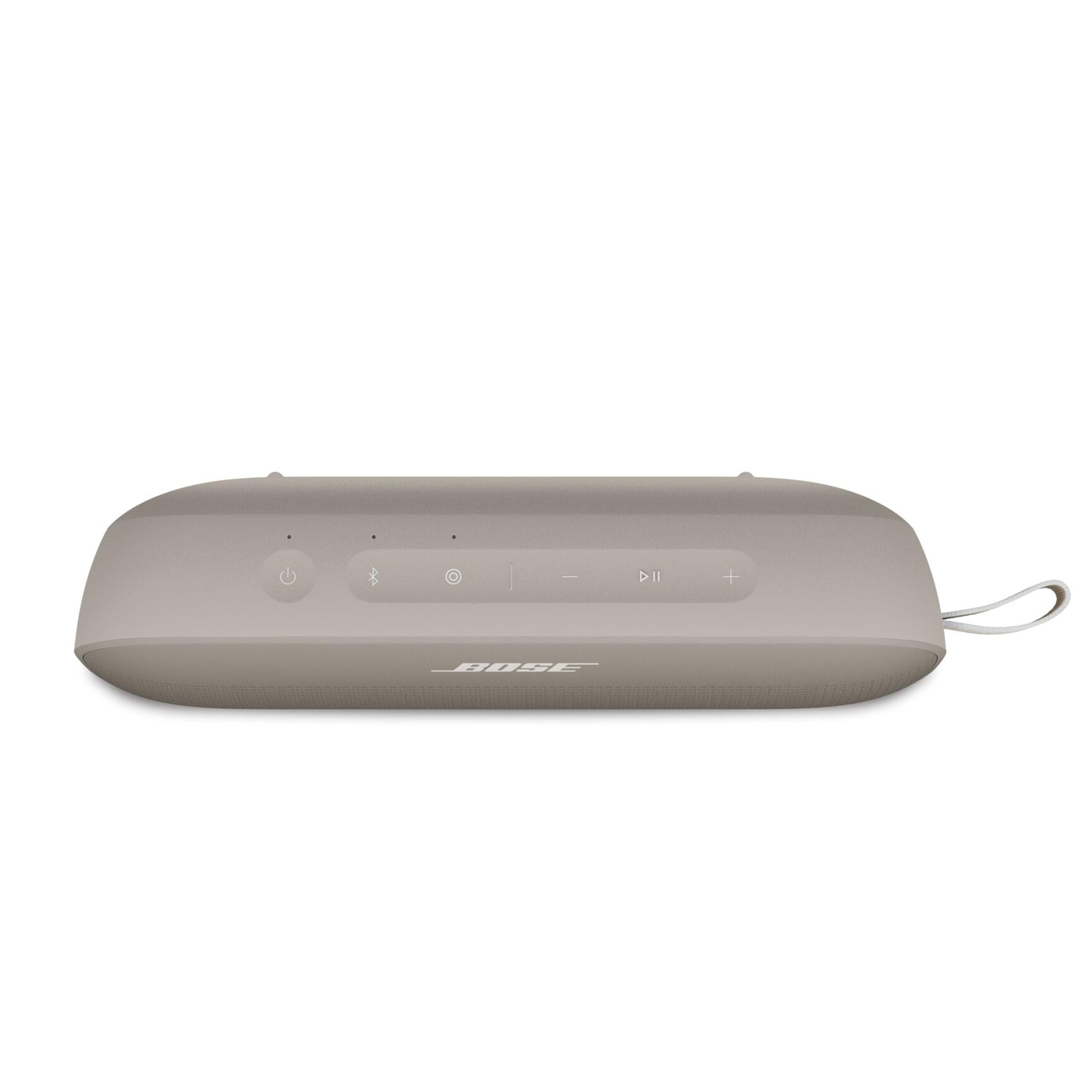 Bose SoundLink Flex en mano para comparar tamaño y portabilidad del altavoz