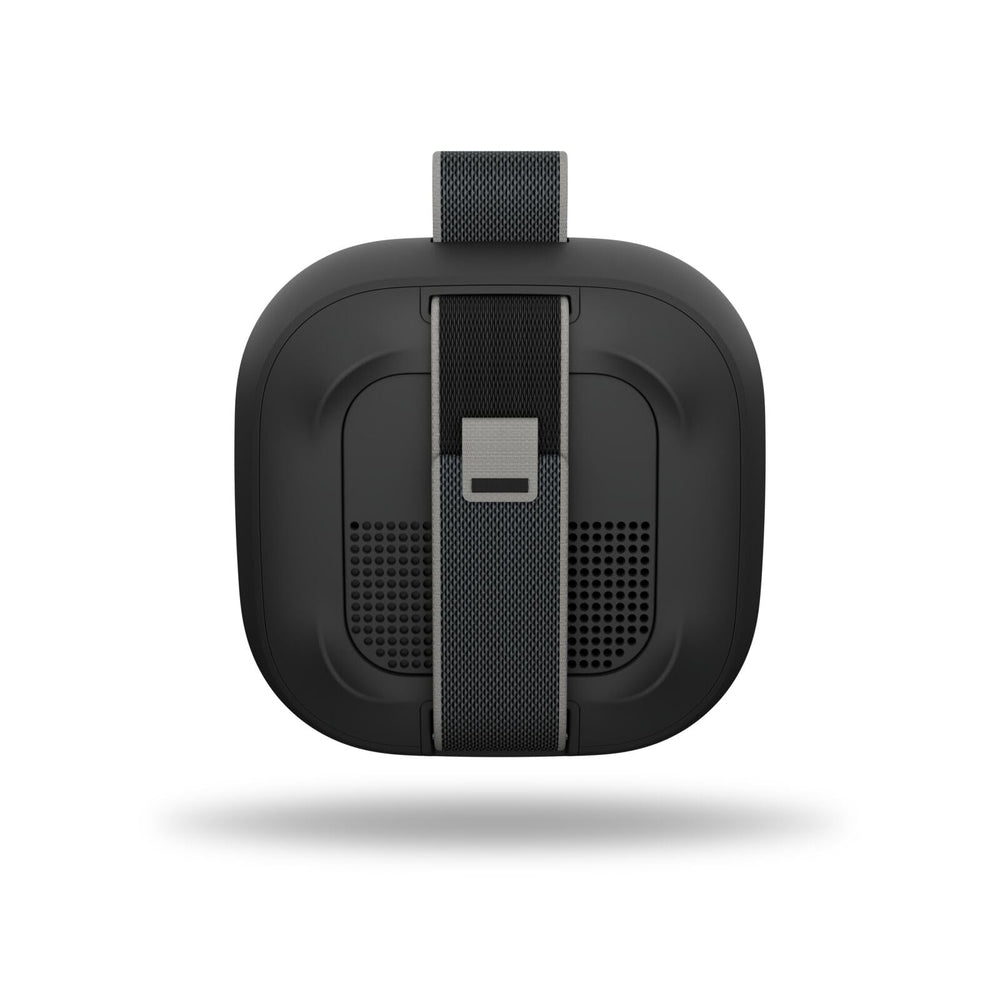 Bose SoundLink Micro comparado en la palma de la mano para referencia de tamaño