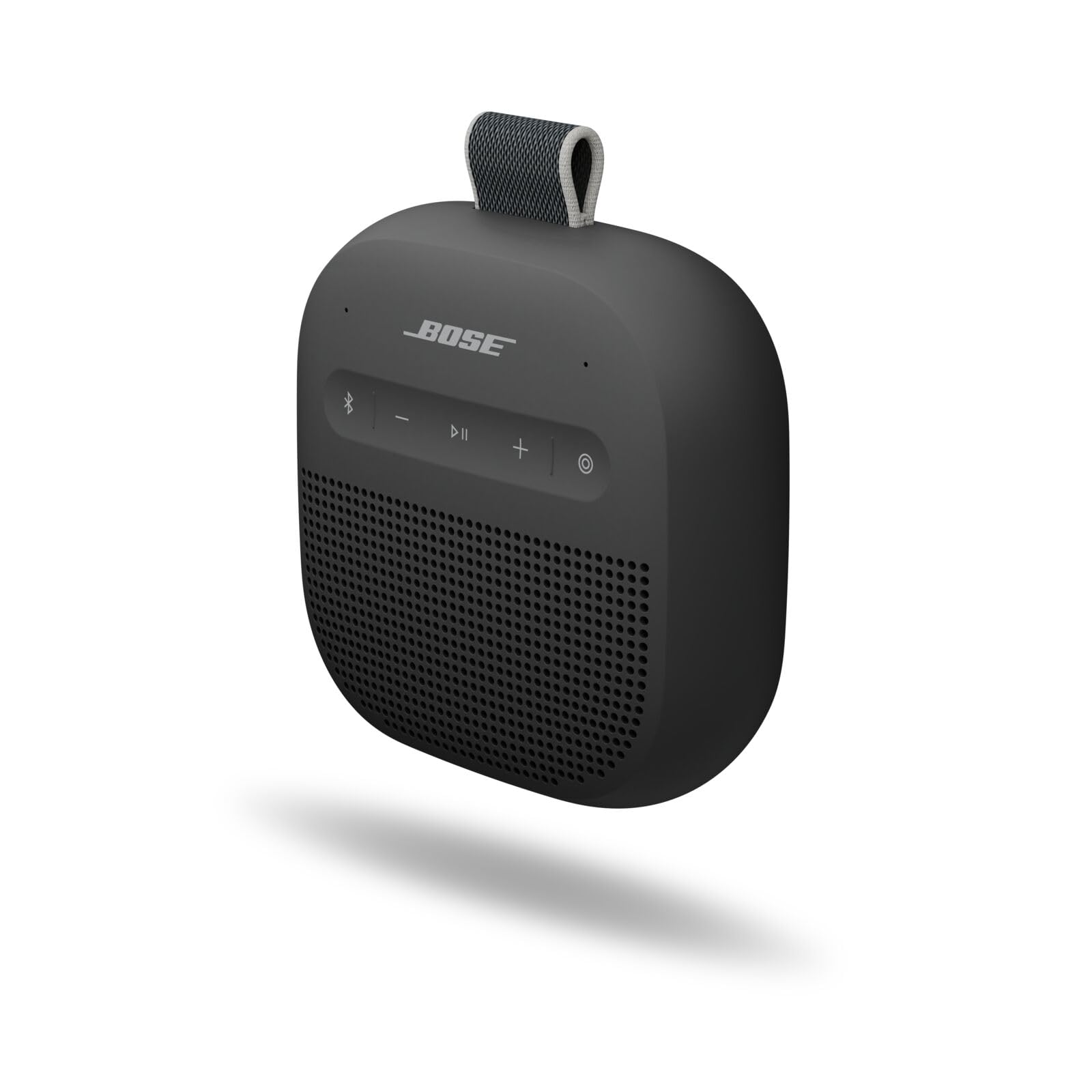 Bose SoundLink Micro en uso en exteriores junto a mochila para movilidad