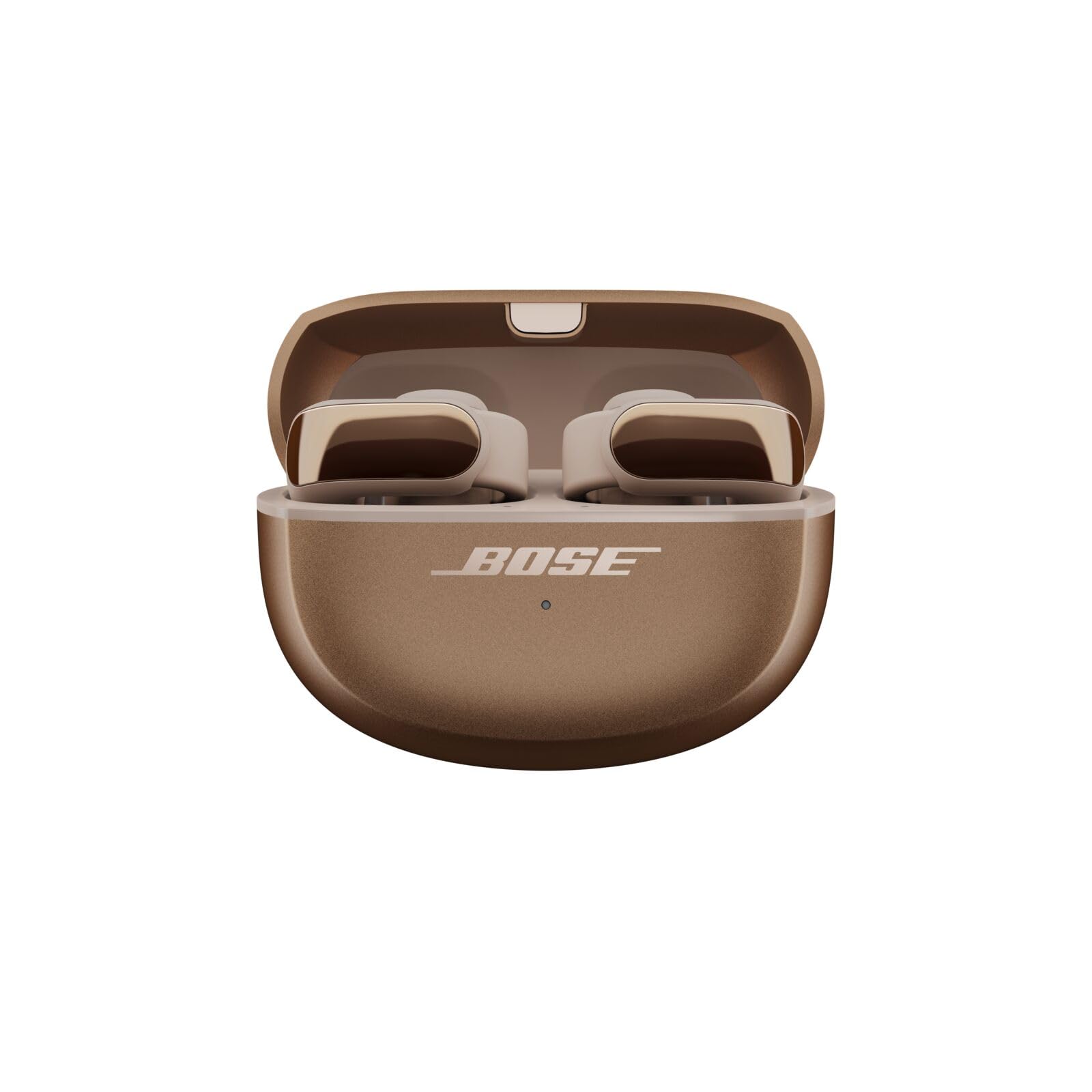 Persona en café con Bose Ultra Open Earbuds disfrutando música y atención al entorno