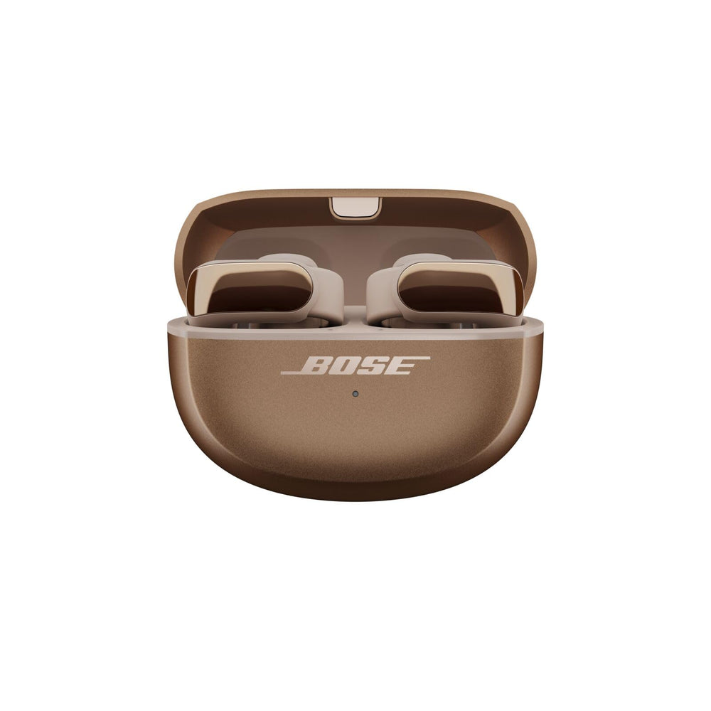 Persona en café con Bose Ultra Open Earbuds disfrutando música y atención al entorno