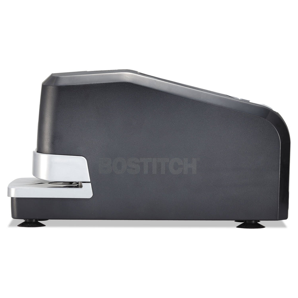 Bostitch en uso en oficina uniendo varias hojas rápidamente