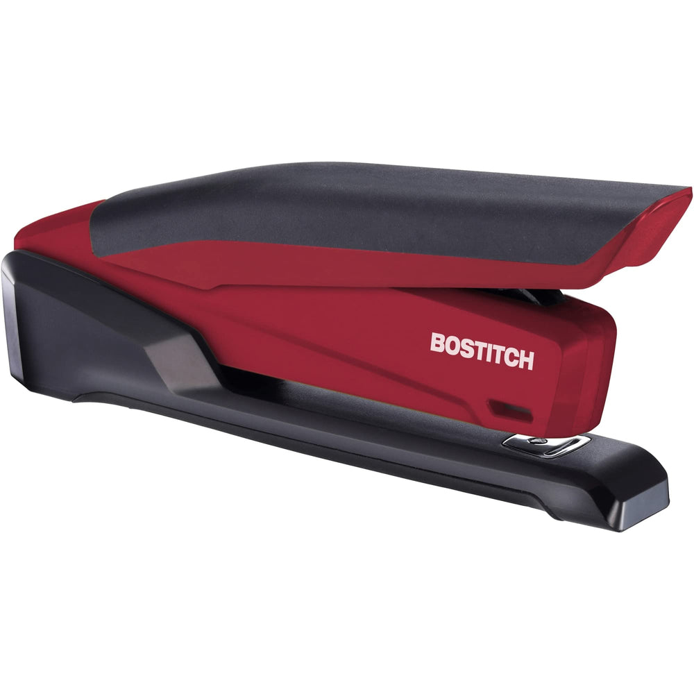 Bostitch Office grapadora en uso con una sola mano demostrando facilidad de accionamiento