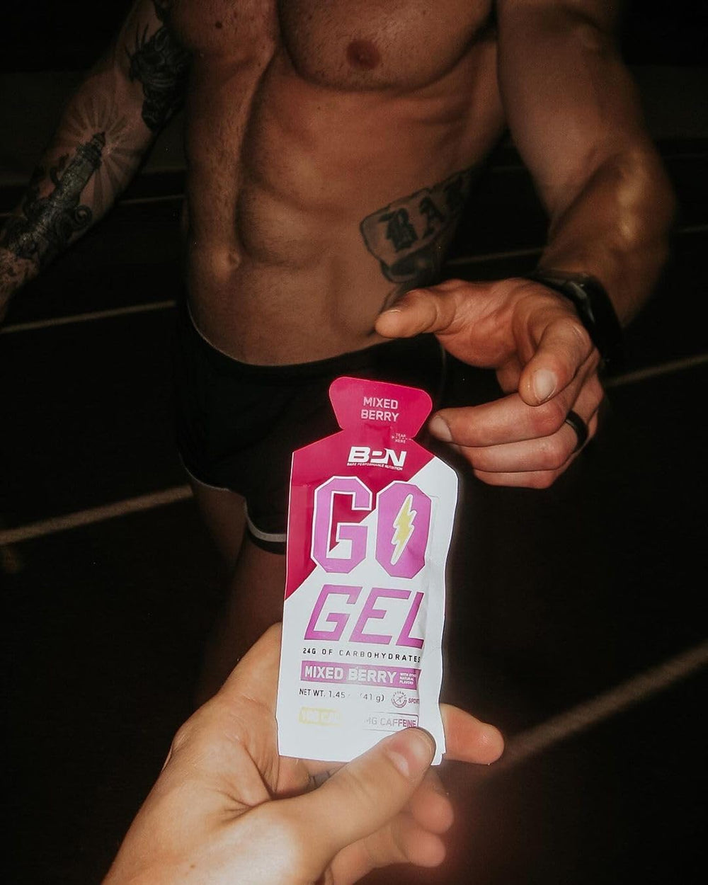 BARE PERFORMANCE NUTRITION etiqueta nutricional con 24g carbohidratos y 75mg cafeína