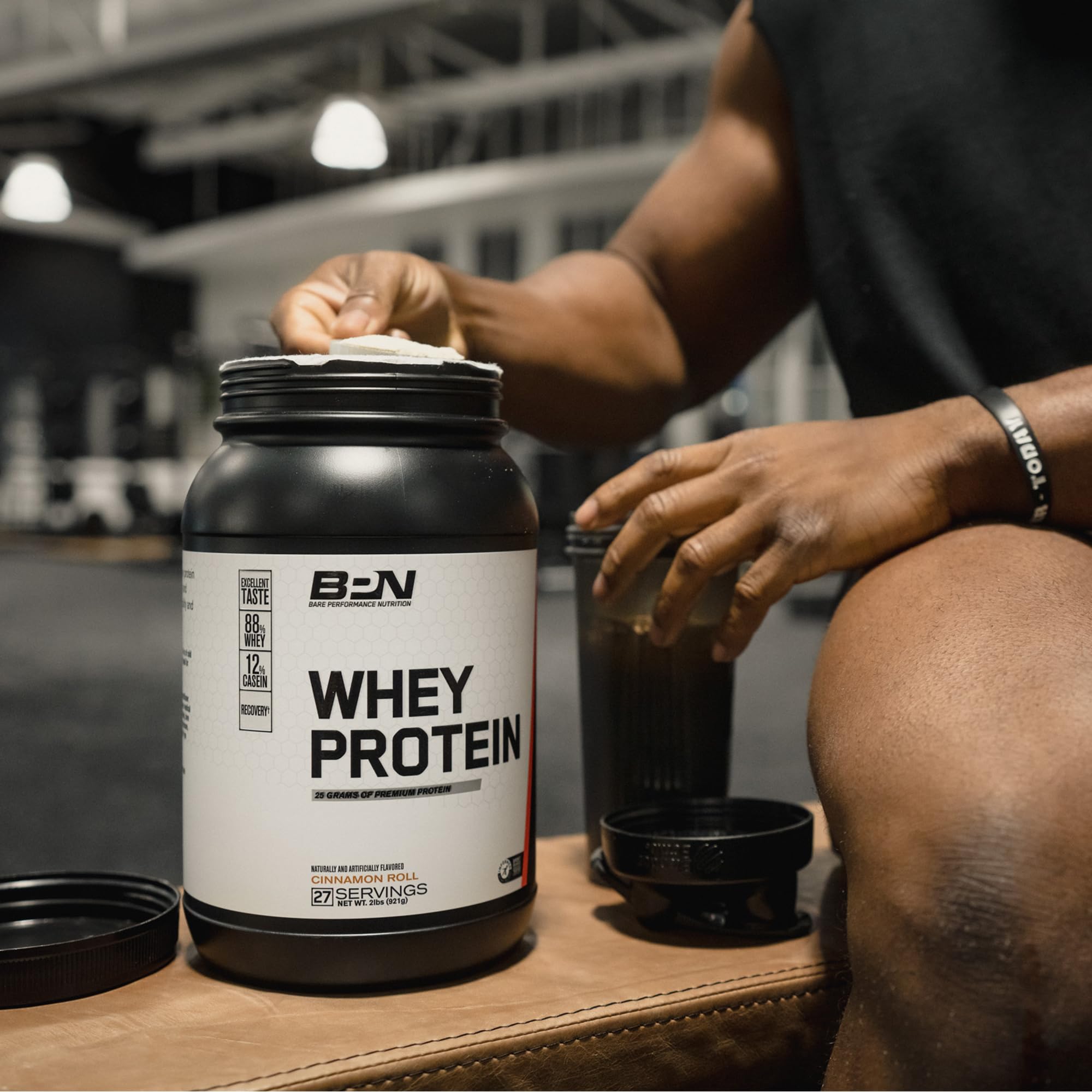 BARE PERFORMANCE NUTRITION comparación de tamaño con scoop para visualizar porción