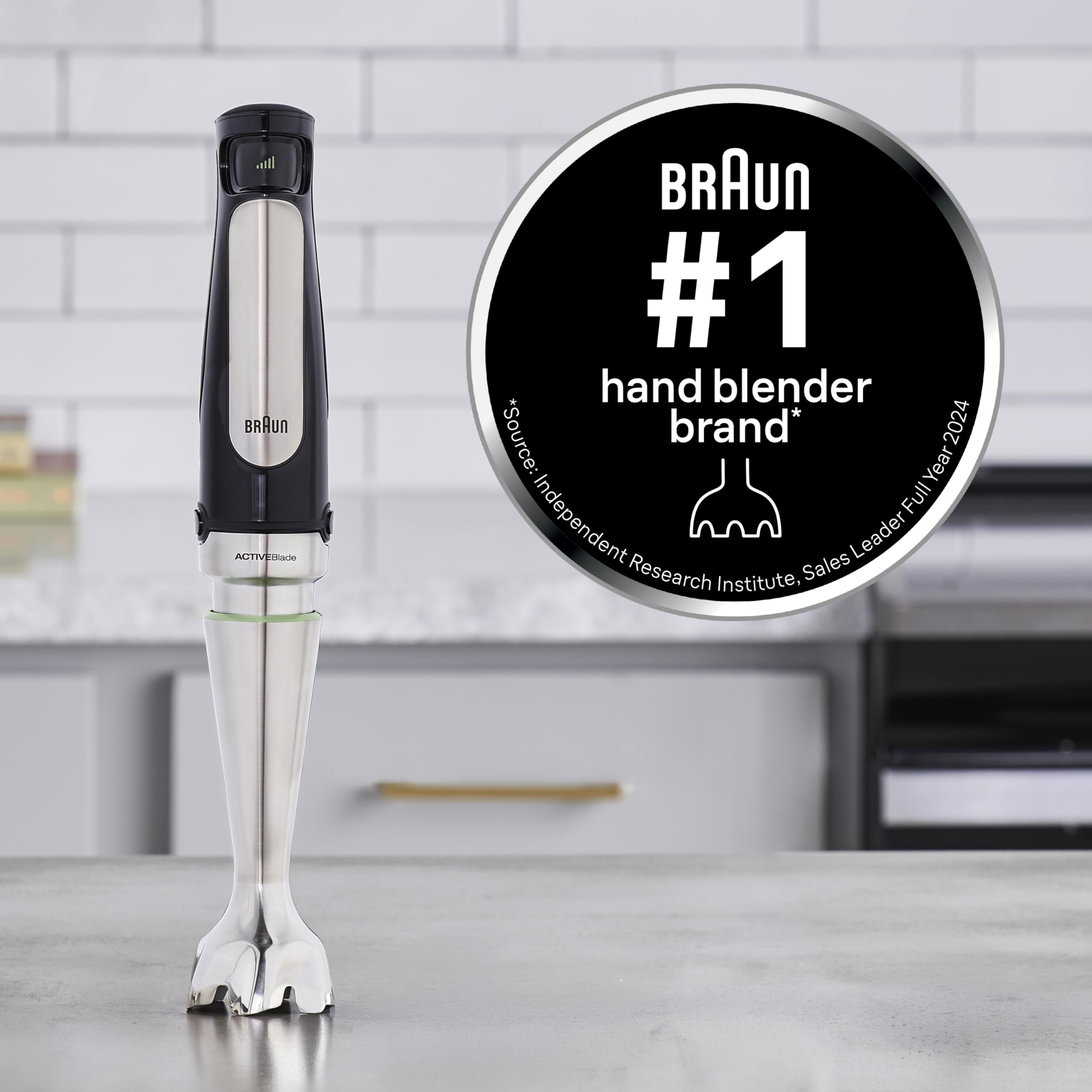Braun MultiQuick 7 junto a una mano para comparar tamaño, práctico y compacto