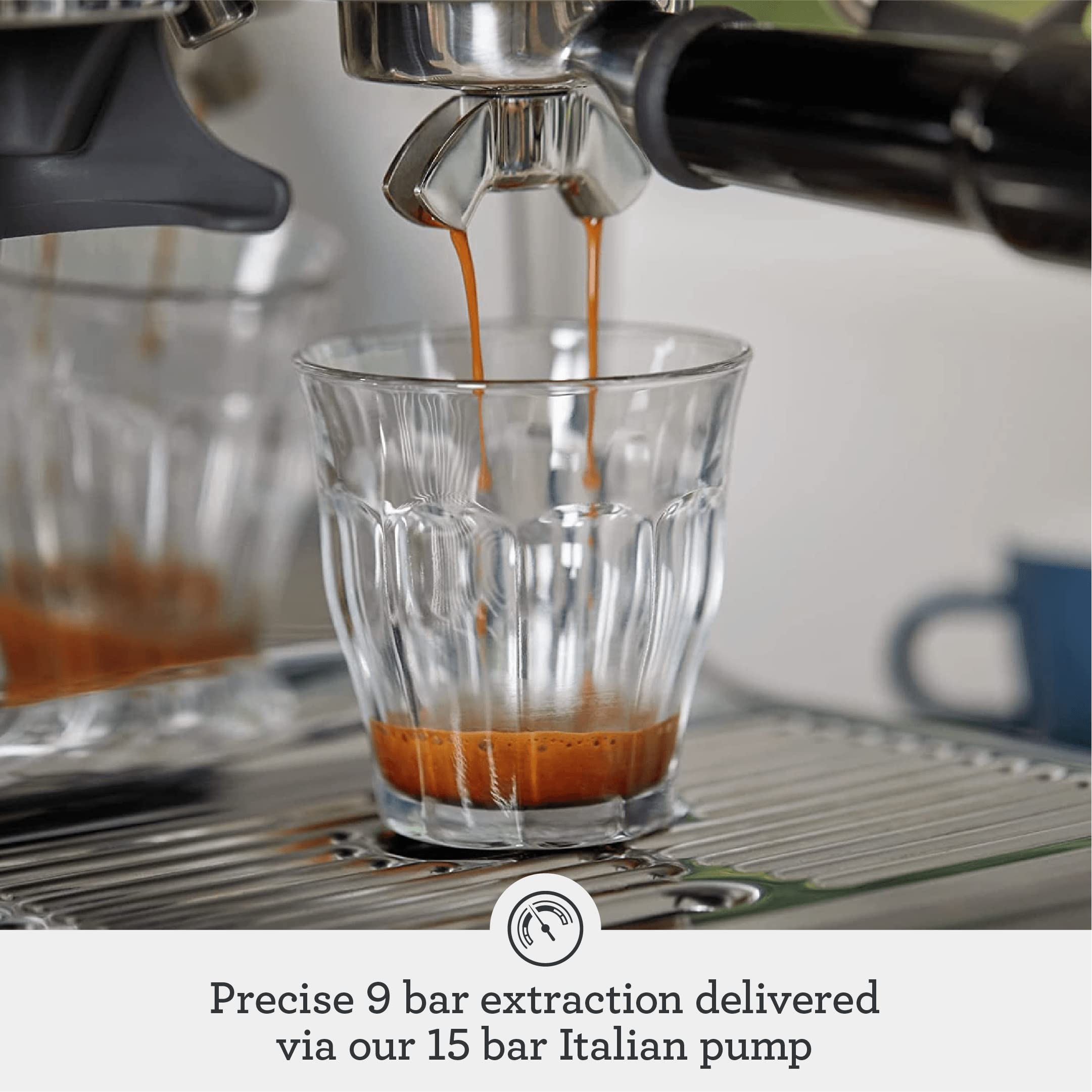 Breville Barista Express depósito de agua de 67 oz visible, recargas menos frecuentes