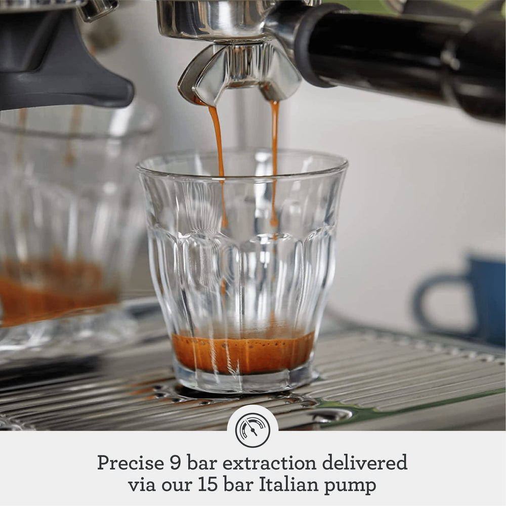 Breville Barista Express depósito de agua de 67 oz visible, recargas menos frecuentes