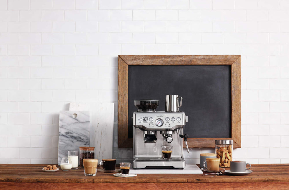 Breville Barista Express comparación de tamaño con taza, ocupa espacio de encimera