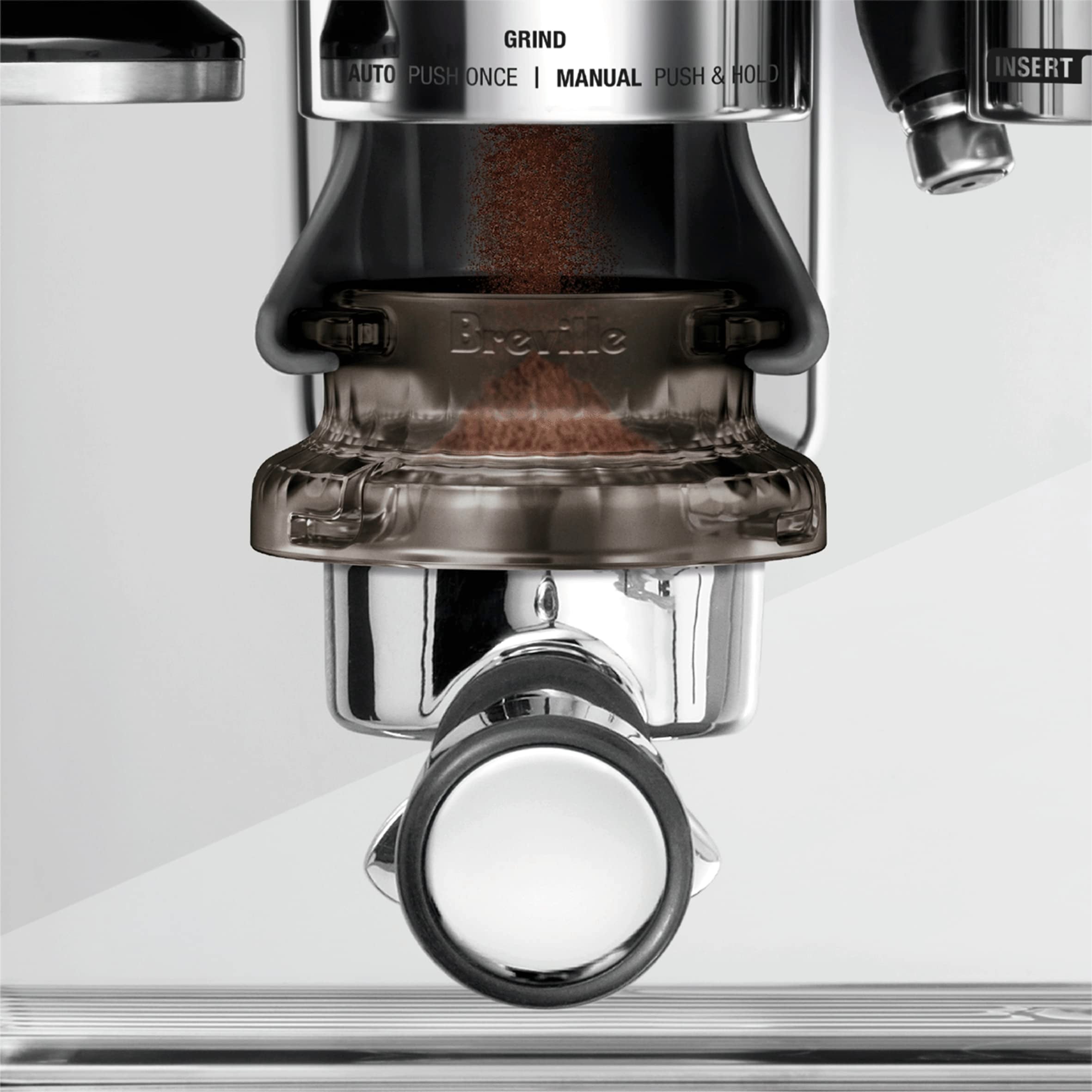 Breville embudo en uso con molinillo dosificando directamente sin derrames