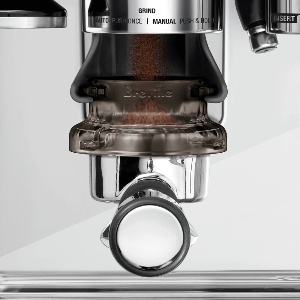 Breville embudo en uso con molinillo dosificando directamente sin derrames