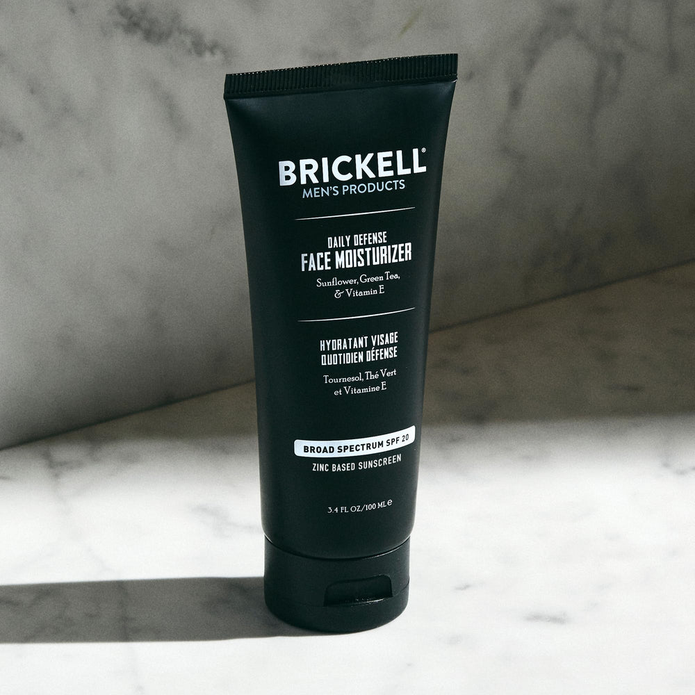 Brickell etiqueta con ingredientes clave como zinc y aloe para transparencia