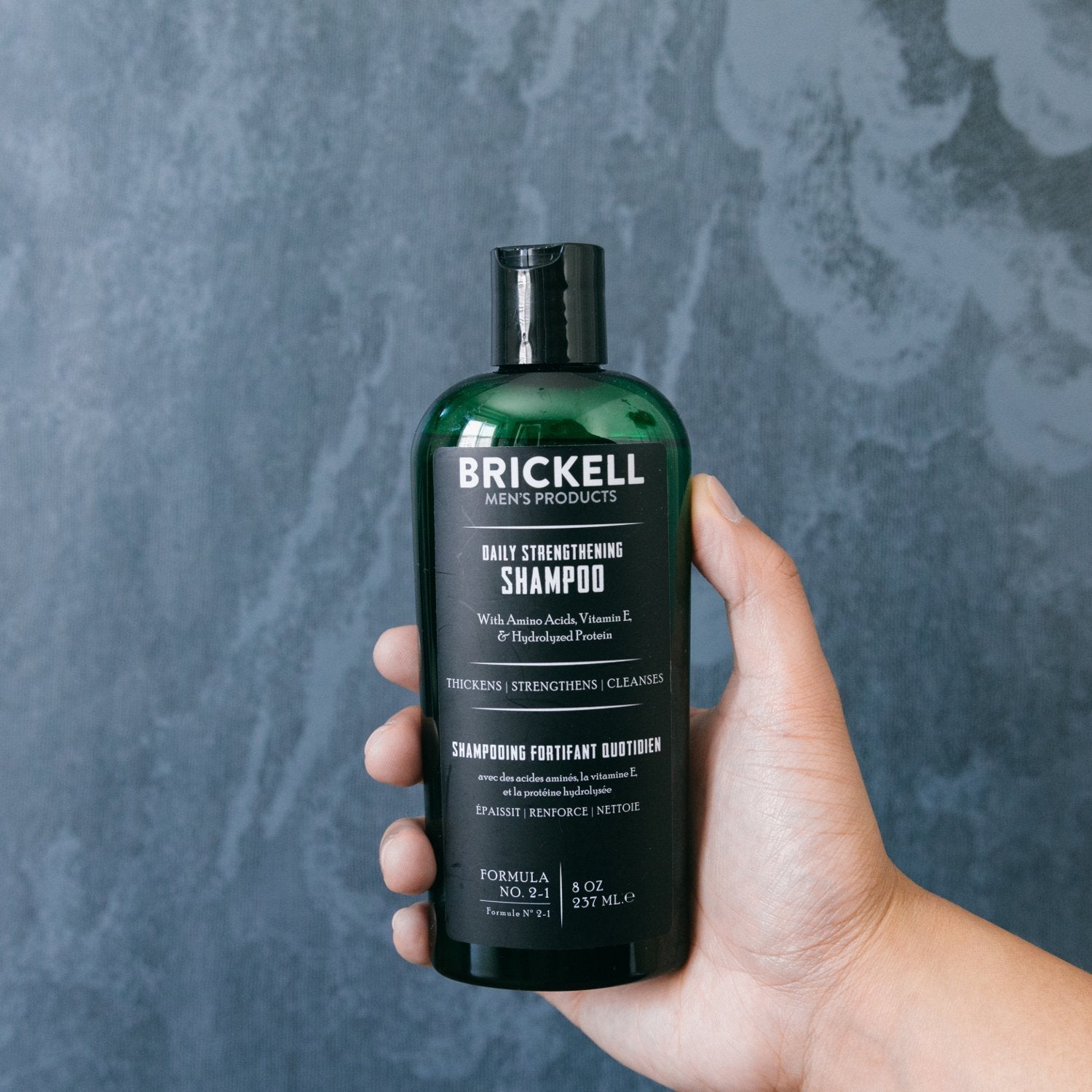 Brickell Men's Products primeros planos de ingredientes como aloe y tea tree que hidratan
