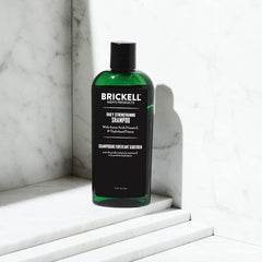 Brickell Men's Products textura del champú espumosa que demuestra limpieza sin resecar