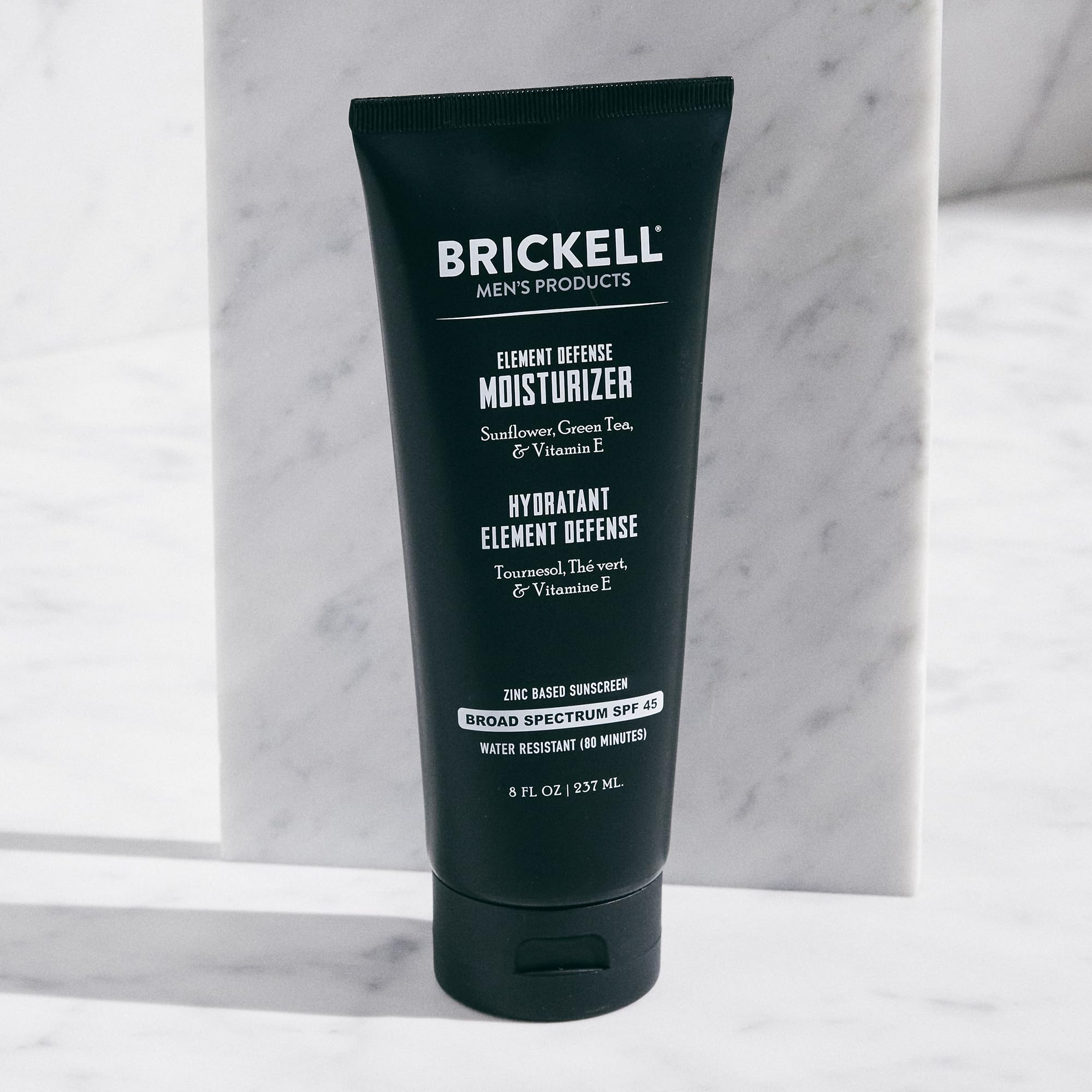 Brickell crema textura clara mostrando fácil absorción y hidratación
