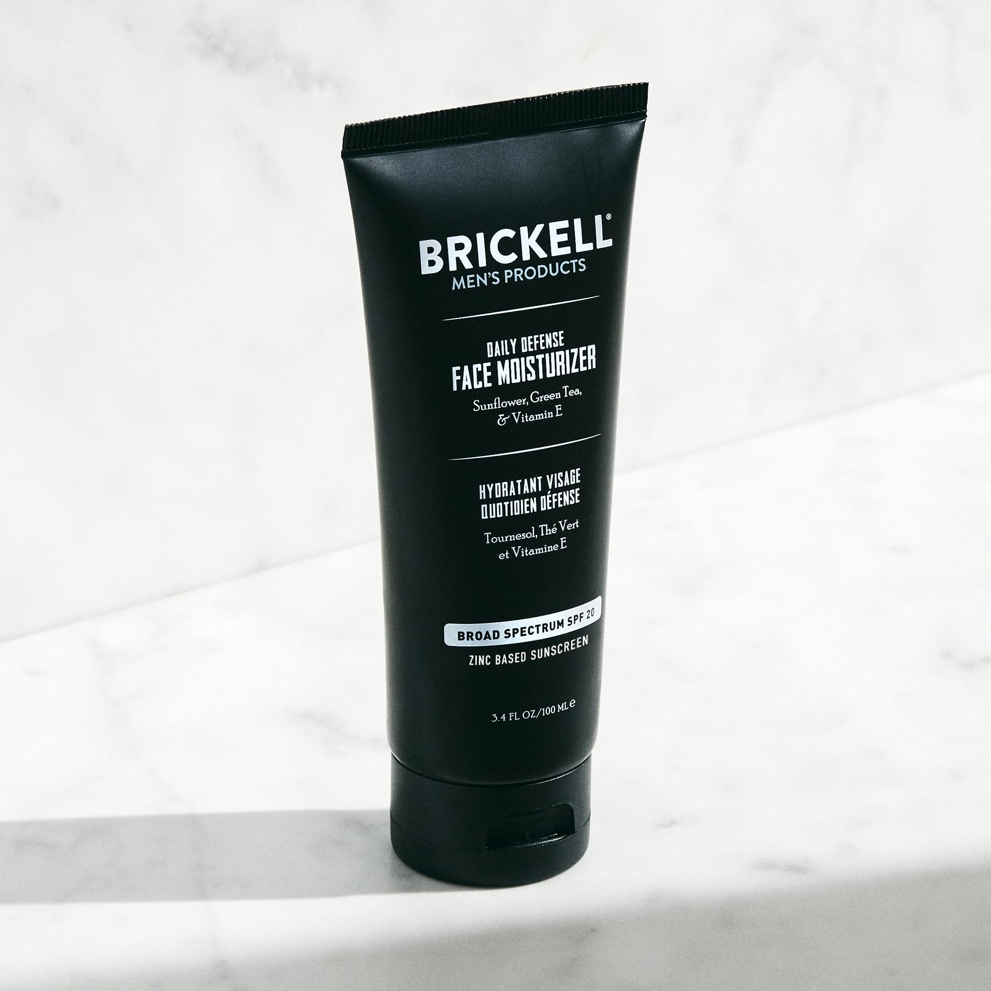 Brickell textura de la crema en primer plano, aspecto ligero y de rápida absorción