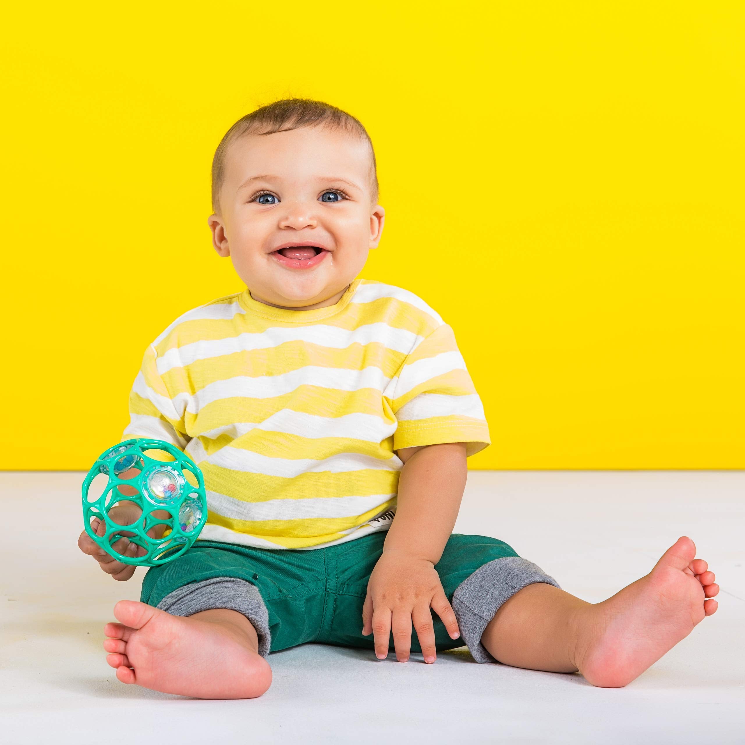 Bright Starts Jingle & Shake Pal juguete vibrante con sonido que estimula atención