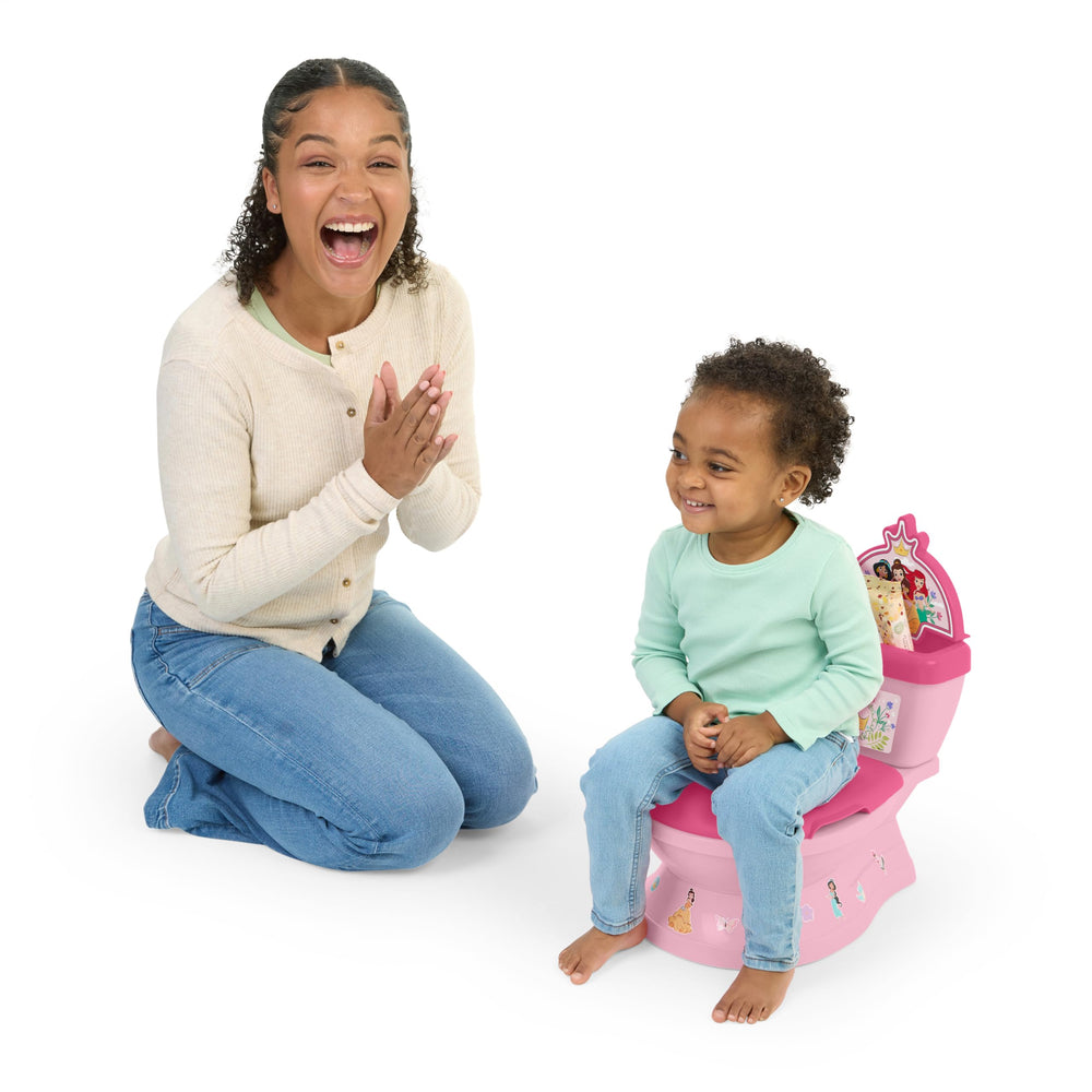 Bright Starts comparación de tamaño del orinal junto a un inodoro adulto