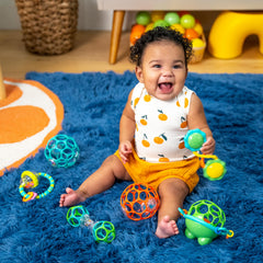 Bright Starts Rattle & Shake Barbell agitado por un bebé mostrando agarre cómodo