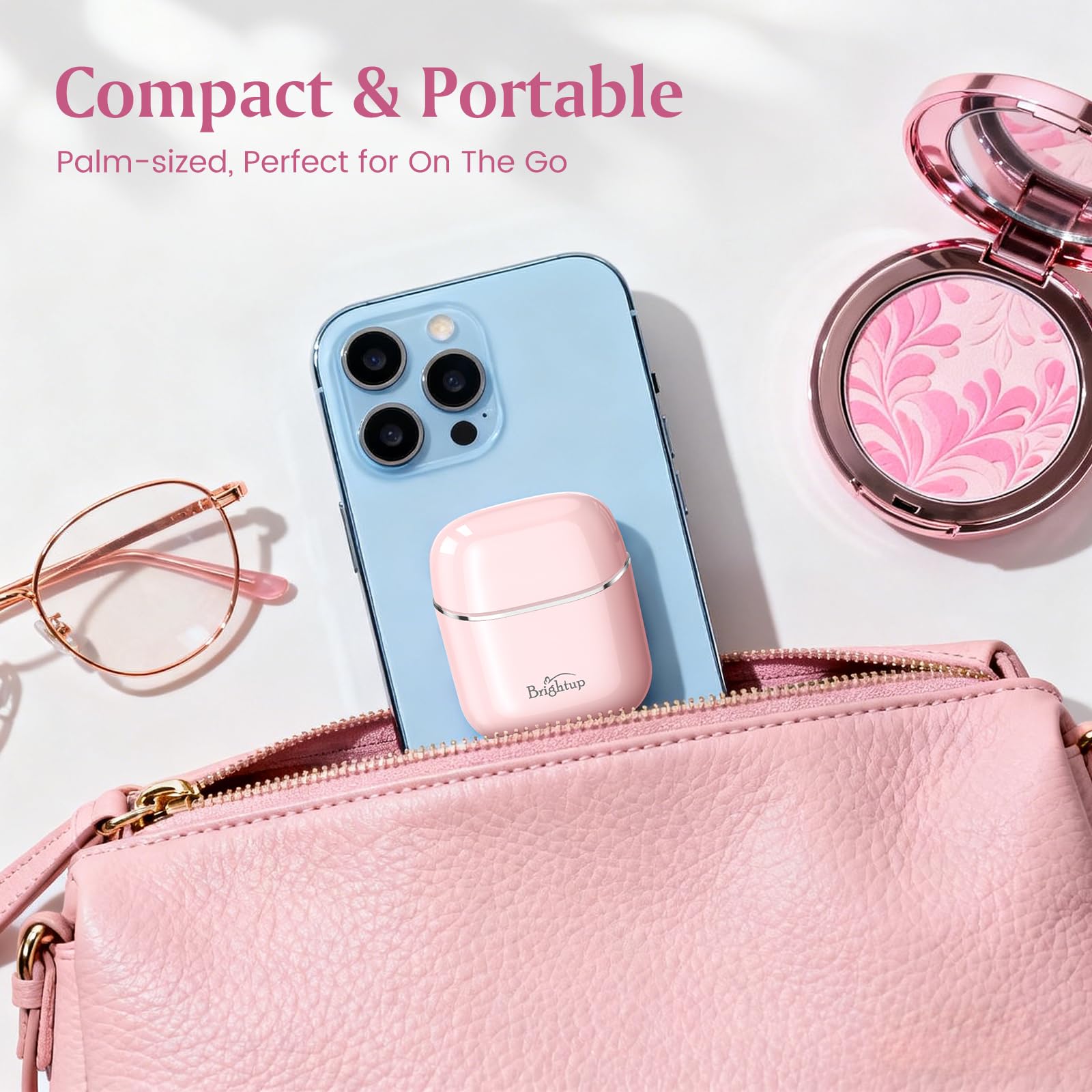 Brightup dentro de un bolso de viaje mostrando portabilidad para retoques