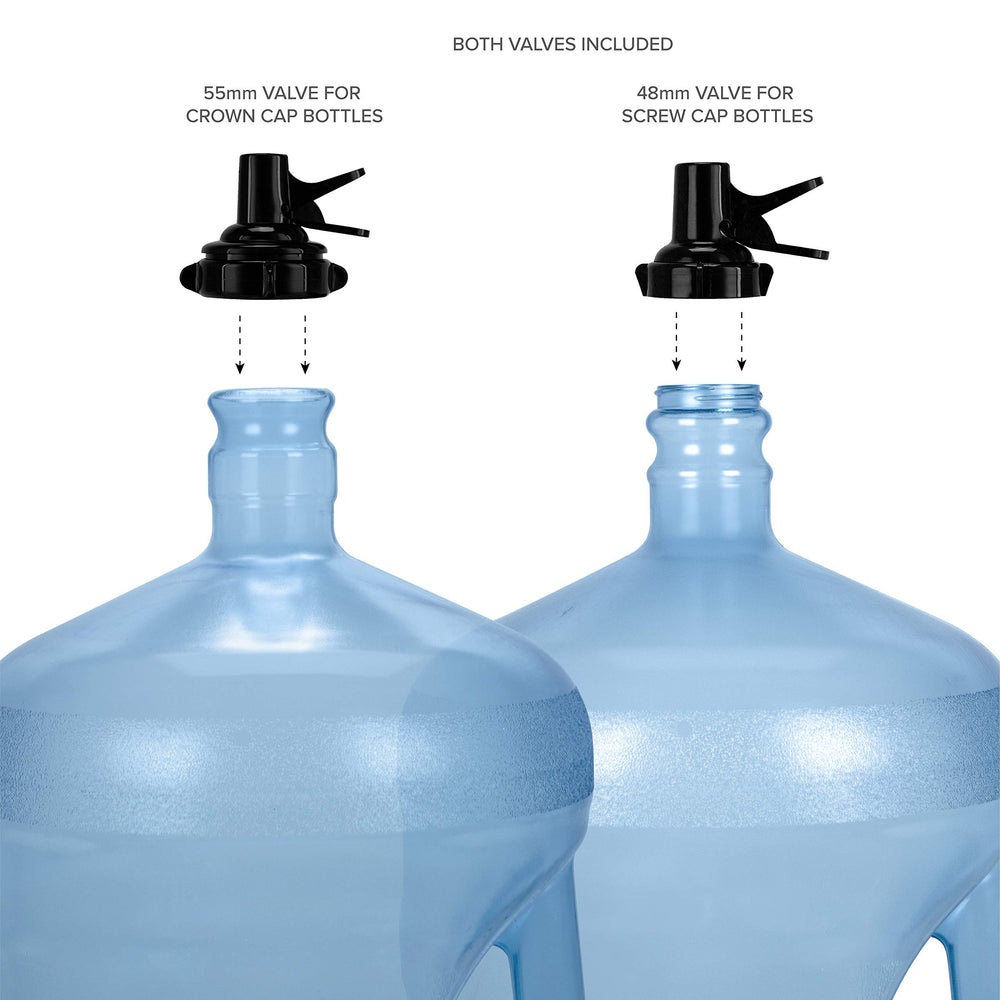 Soporte Brio en encimera de cocina facilitando servir agua con seguridad