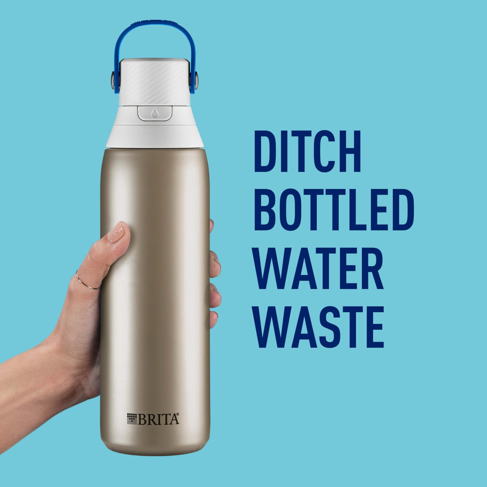 BRITA botella en mano mostrando escala de 20 oz y facilidad de transporte
