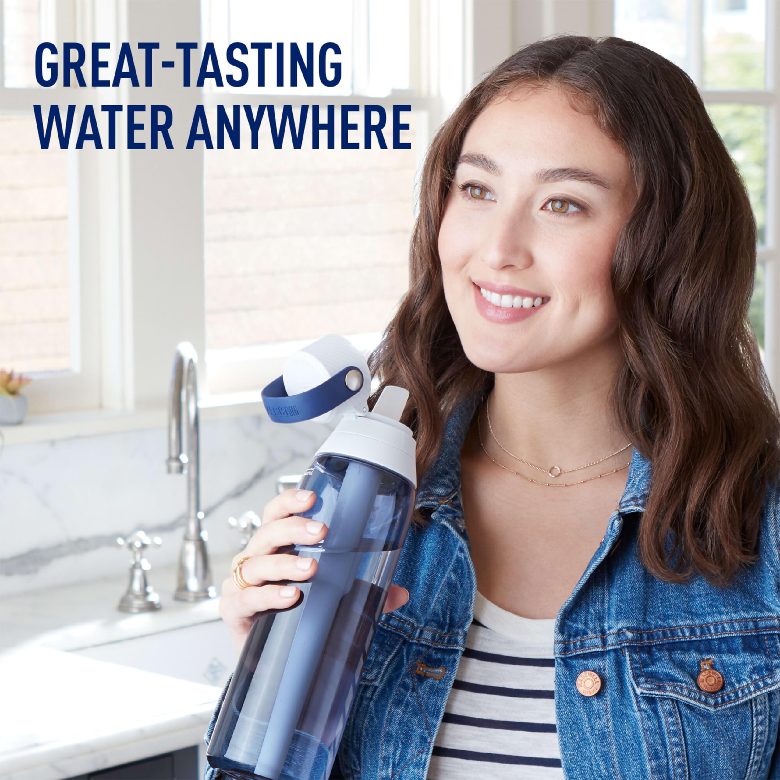 BRITA en portavasos de coche mostrando compatibilidad y estabilidad en viaje