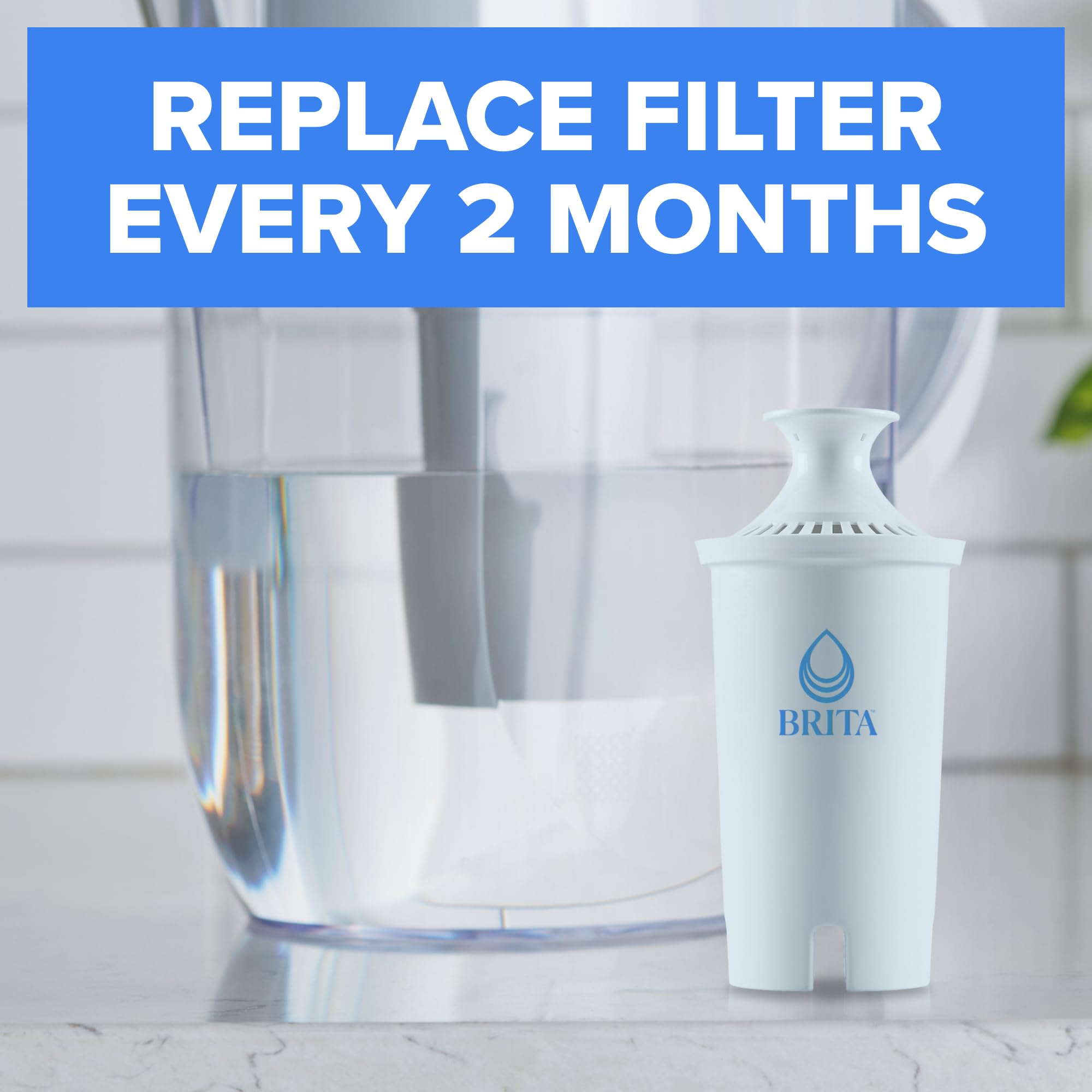 BRITA Plus instalado en jarra filtrando agua para bebida más sabrosa