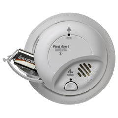 BRK SC9120B instalado en techo con conector hardwire y batería de respaldo