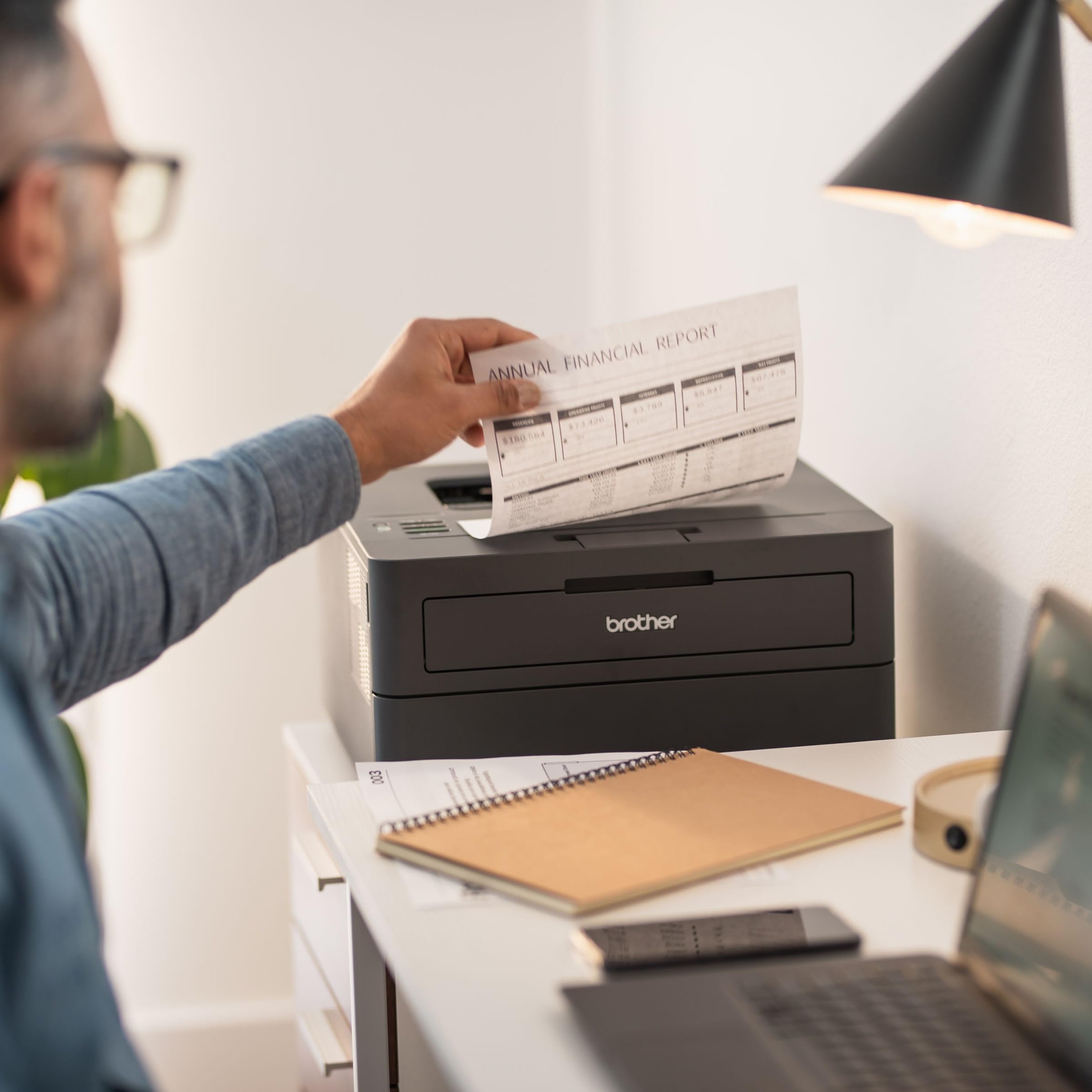 Brother HL-L2405W en escritorio de oficina mostrando integración en espacio de trabajo