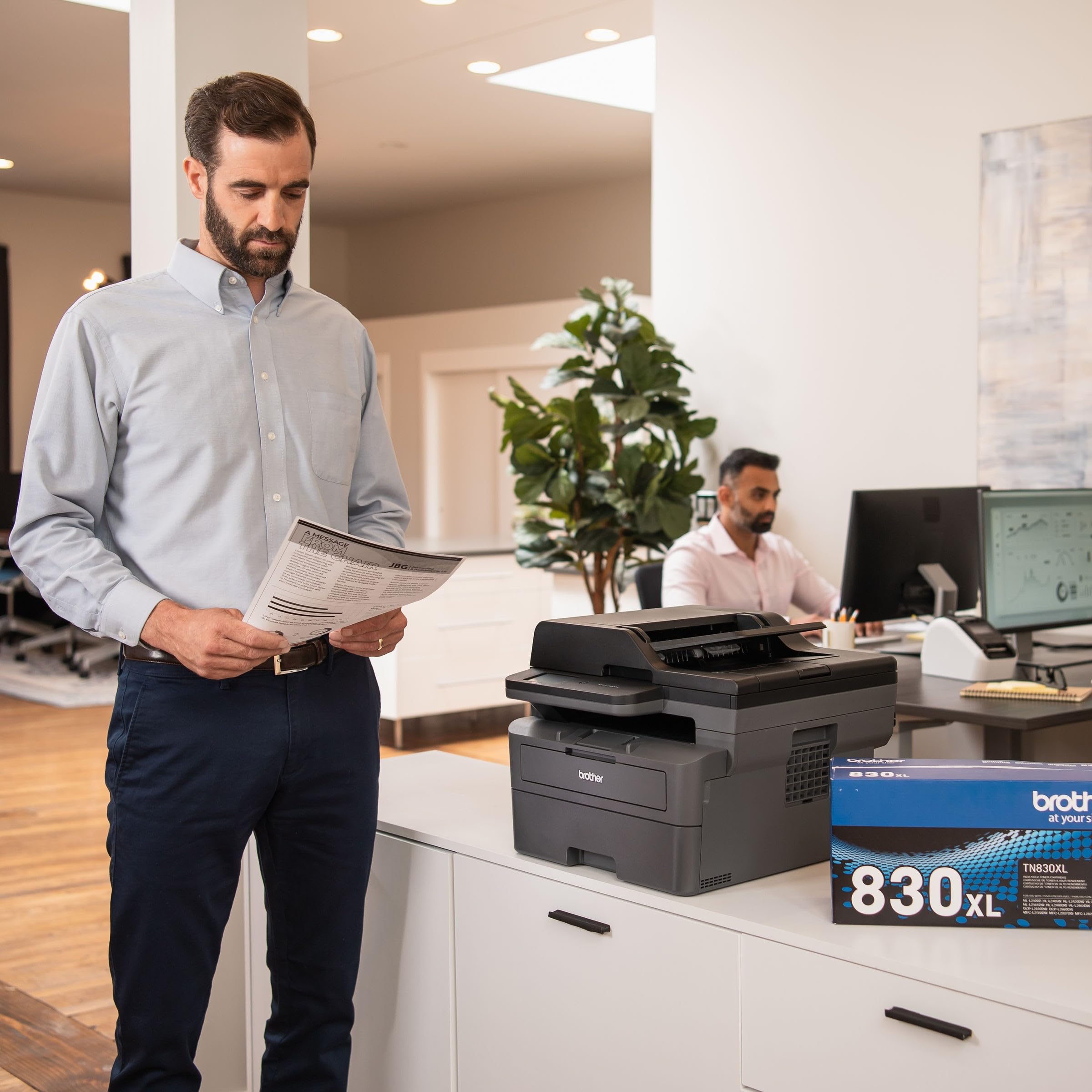 Brother MFC-L2820DW mostrando app Brother Mobile Connect para control remoto