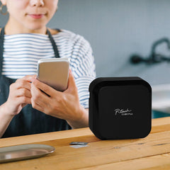 Brother P-touch CUBE Plus cortador automático cortando etiqueta con precisión