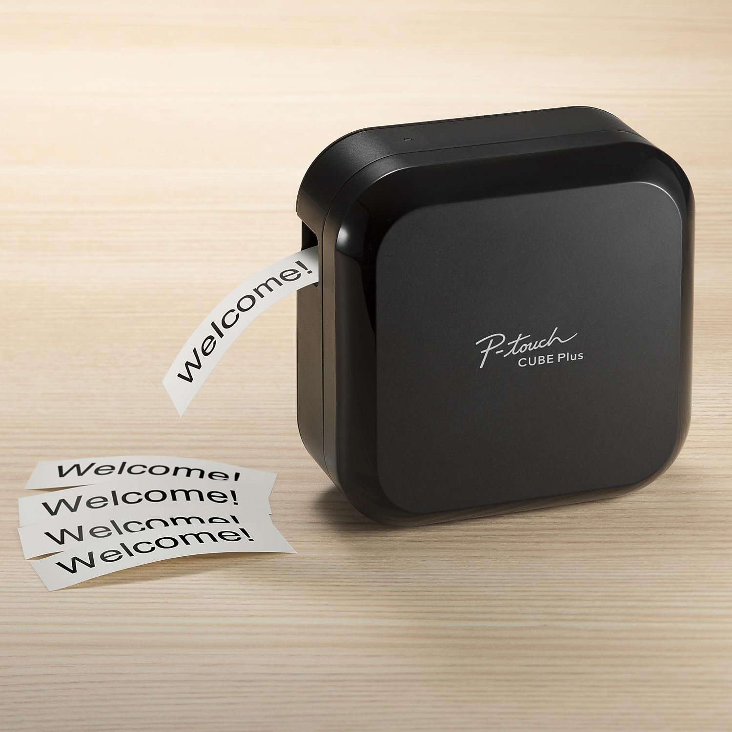 Brother P-touch CUBE Plus en taller de manualidades para embalaje profesional