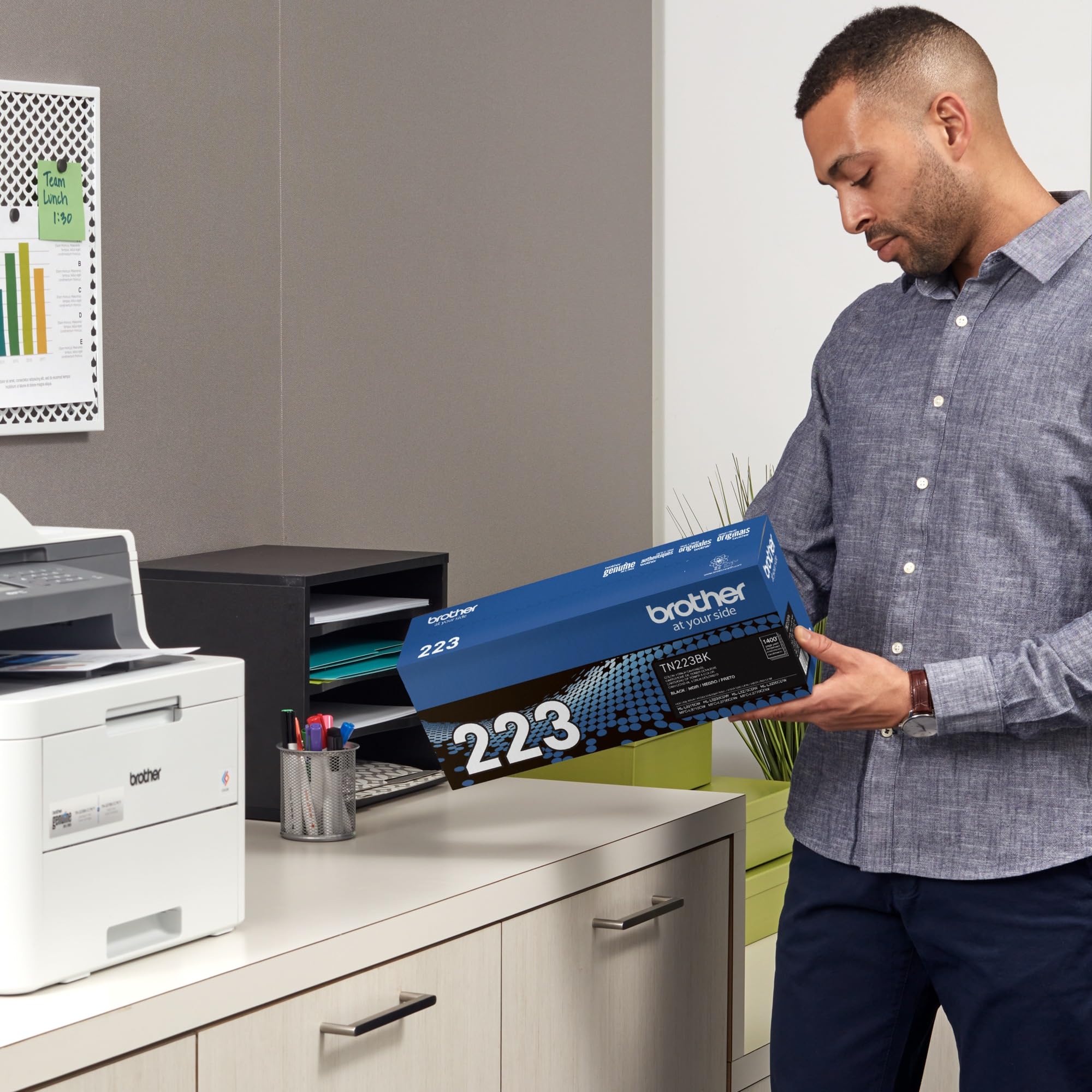 Brother cartucho TN223BK instalado en impresora demostrando compatibilidad