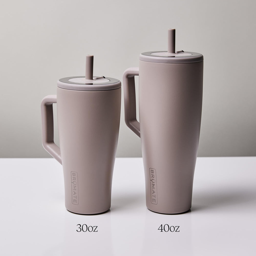BrüMate Era comparación de escala junto a una mano para visualizar 40 oz fácilmente