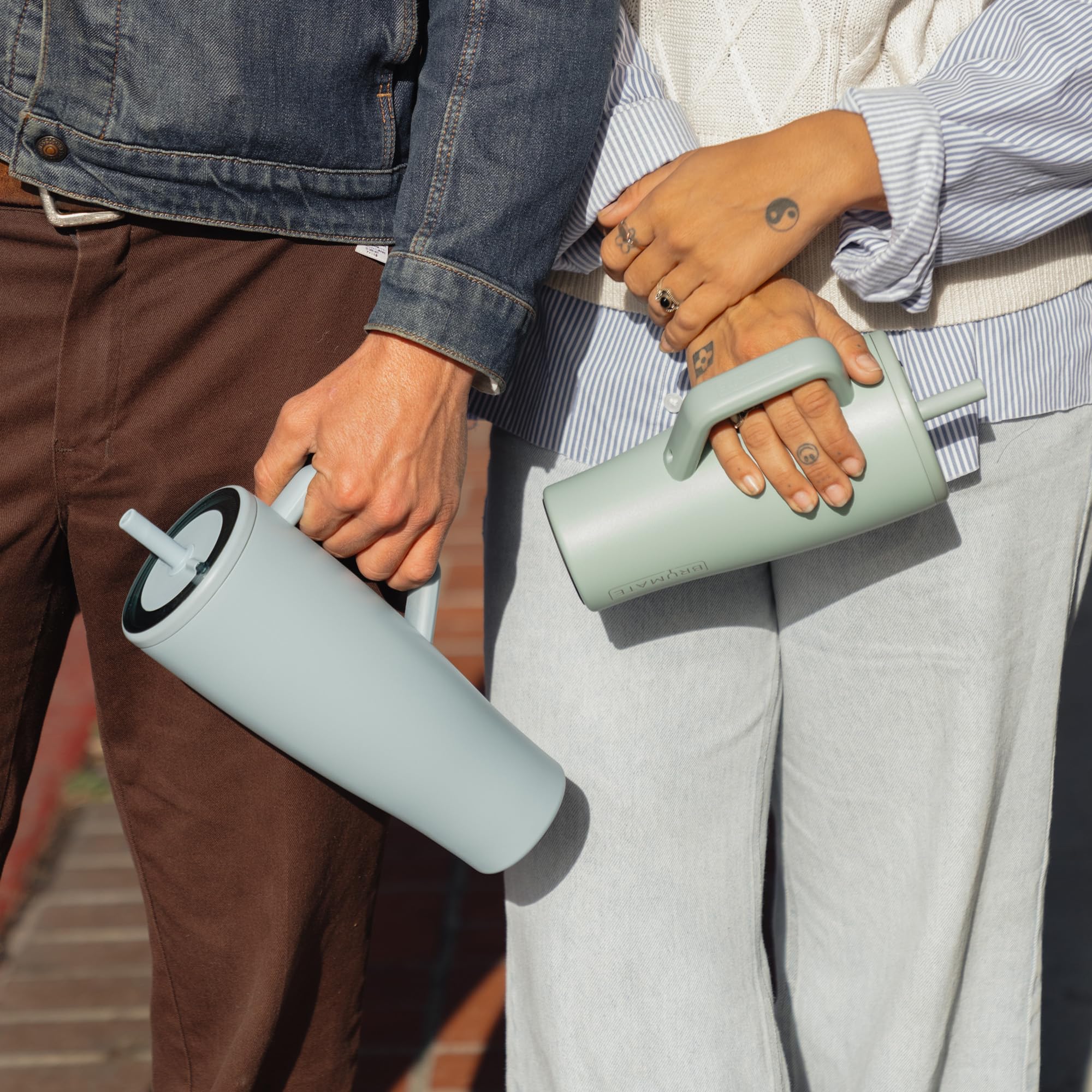 BrüMate Era uso exterior en paseo demostrando aislamiento y conveniencia diaria