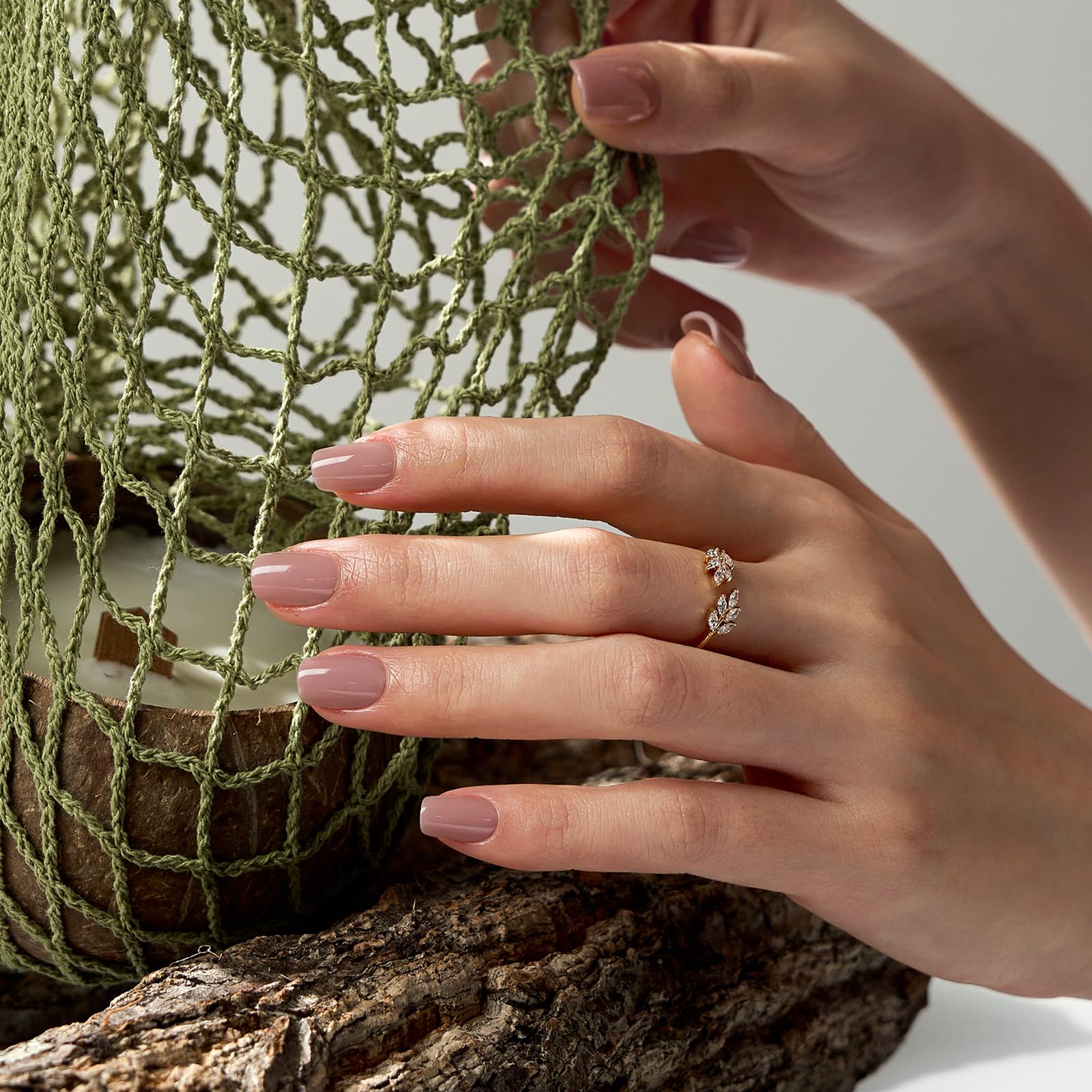 BTArtbox uñas aplicadas en mano real, ilustran ajuste cómodo y aspecto diario