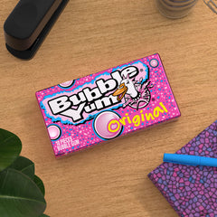 Bubble Yum paquete en mano para mostrar escala y portabilidad