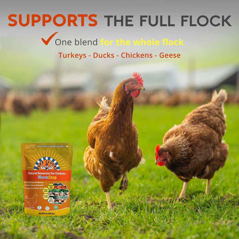 Bolsa de 8 oz WormStop Buff Clucks junto a una regla para comparar tamaño